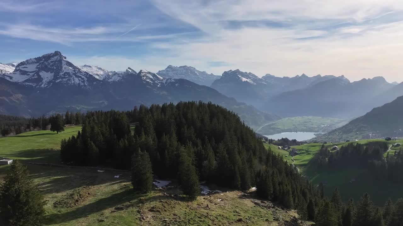 寧靜的Amden arvenb<e:1>與阿爾卑斯山景色，瑞士空中天橋
