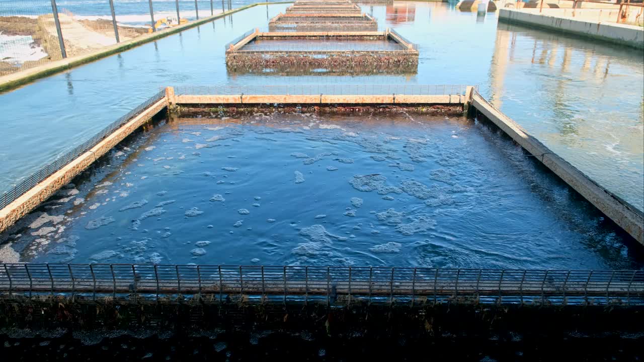 商业鲍鱼养殖场的海水池，方形屏障过滤器