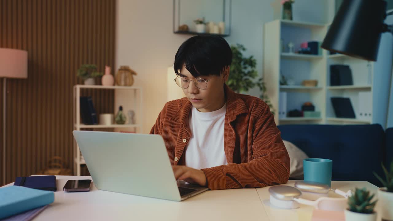 年轻的亚洲男性电脑出了问题，账户或密码被黑了，还有病毒