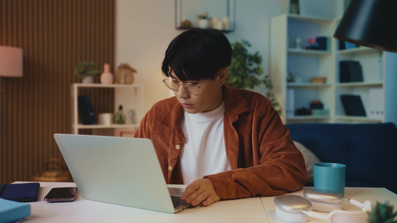 详情图-年轻的亚洲男性电脑出了问题，账户或密码被黑了，还有病毒
