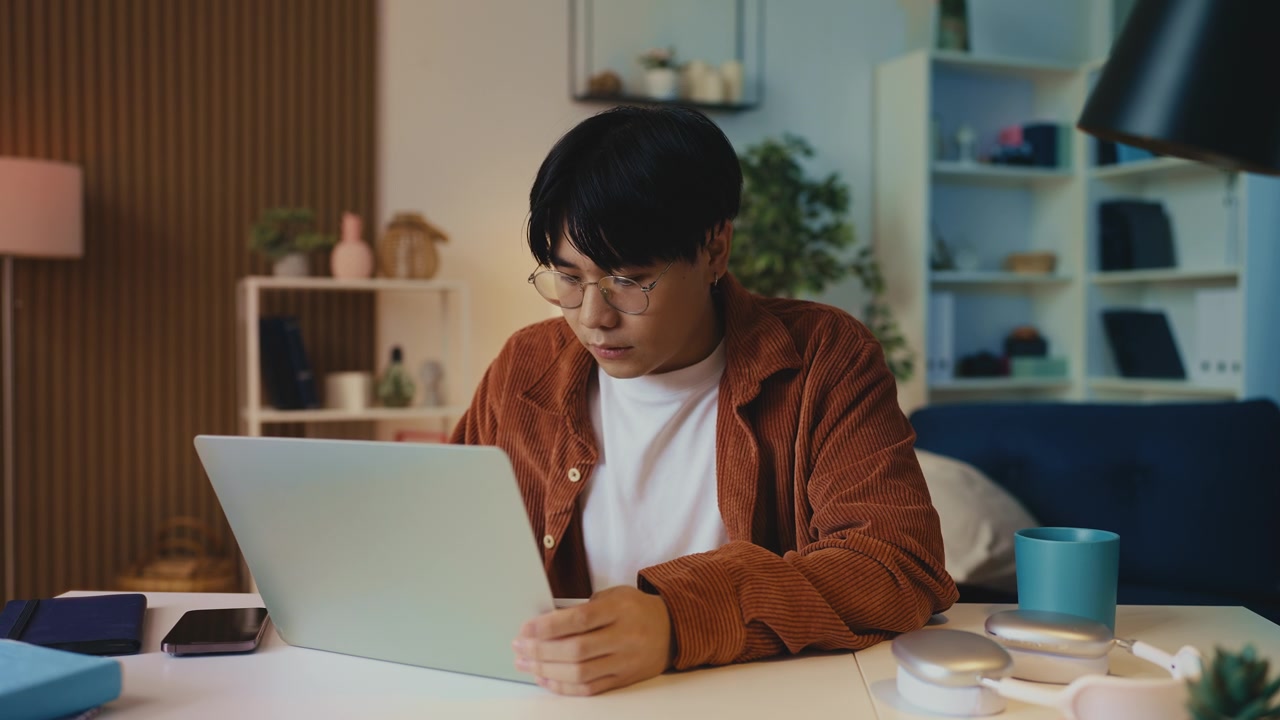 详情图-年轻的亚洲男性电脑出了问题，账户或密码被黑了，还有病毒