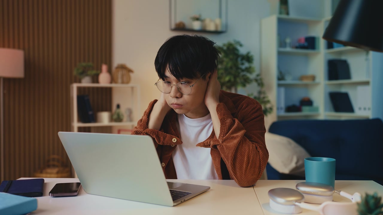 详情图-年轻的亚洲男性电脑出了问题，账户或密码被黑了，还有病毒