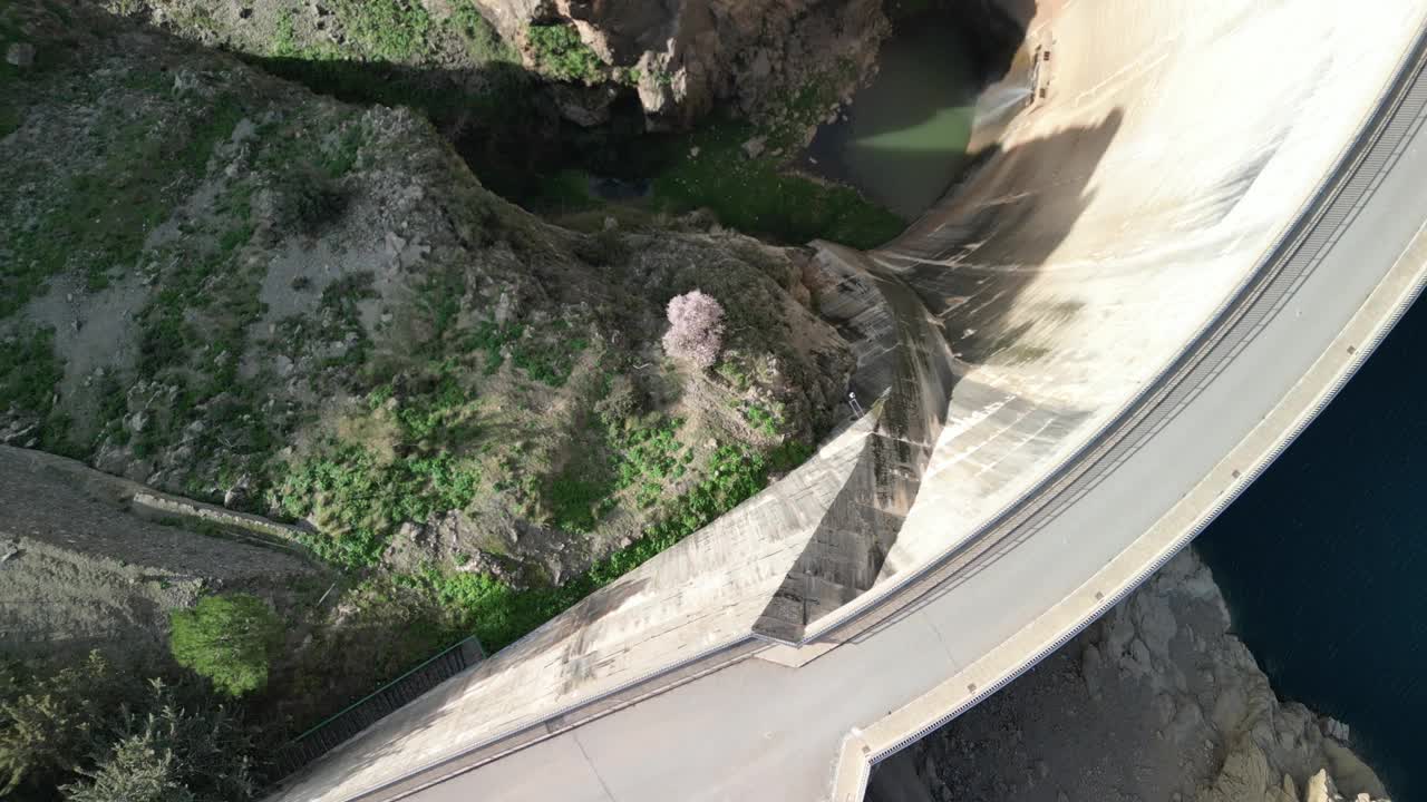从水库上俯瞰
