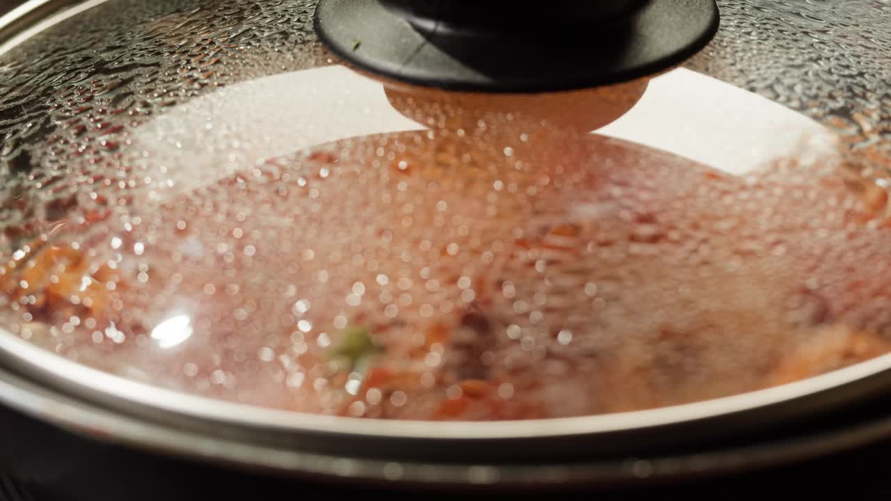 厨师烹饪番茄意式肉酱新鲜的番茄酱意面，厨师在餐厅厨房制作传统的意大利晚餐，美味佳肴