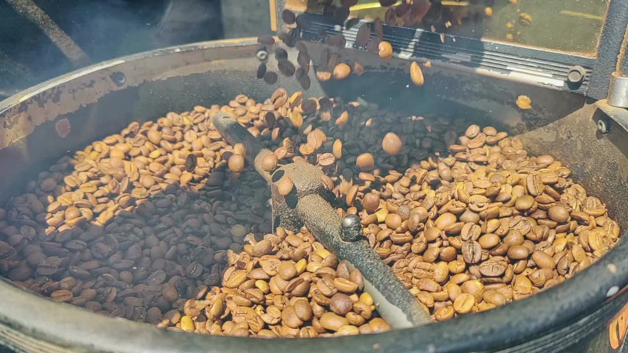 新鲜的咖啡豆在机器里烘烤