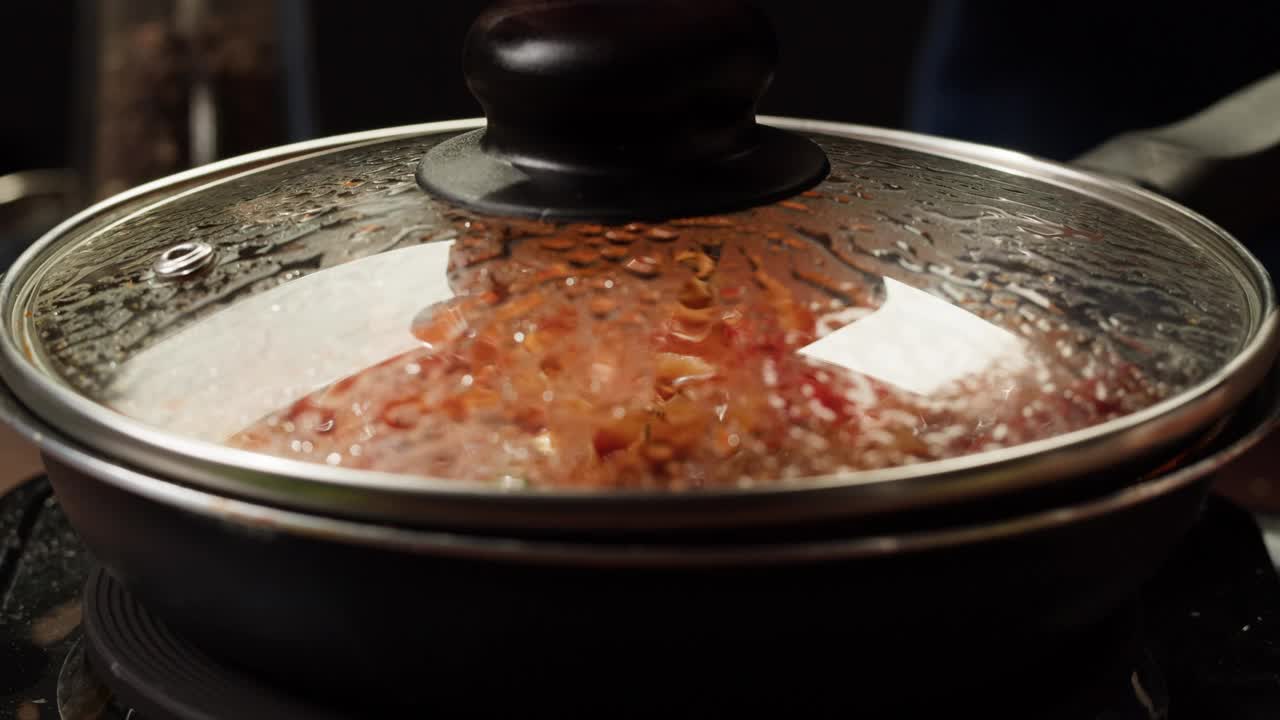 厨师烹饪番茄意式肉酱新鲜的番茄酱意面，厨师在餐厅厨房制作传统的意大利晚餐，美味佳肴