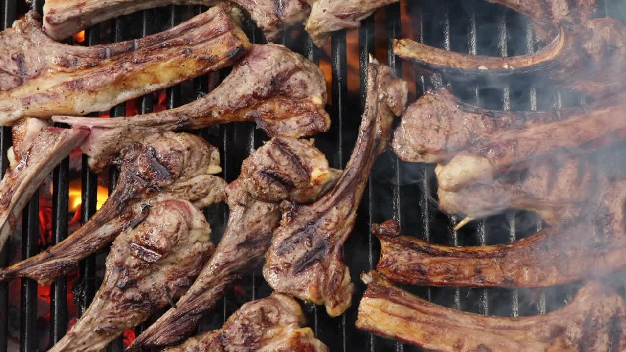 在带内置烧烤架的桌子上用烟熏烤烤肉串，在户外露台上吃晚餐，羊肉奖章