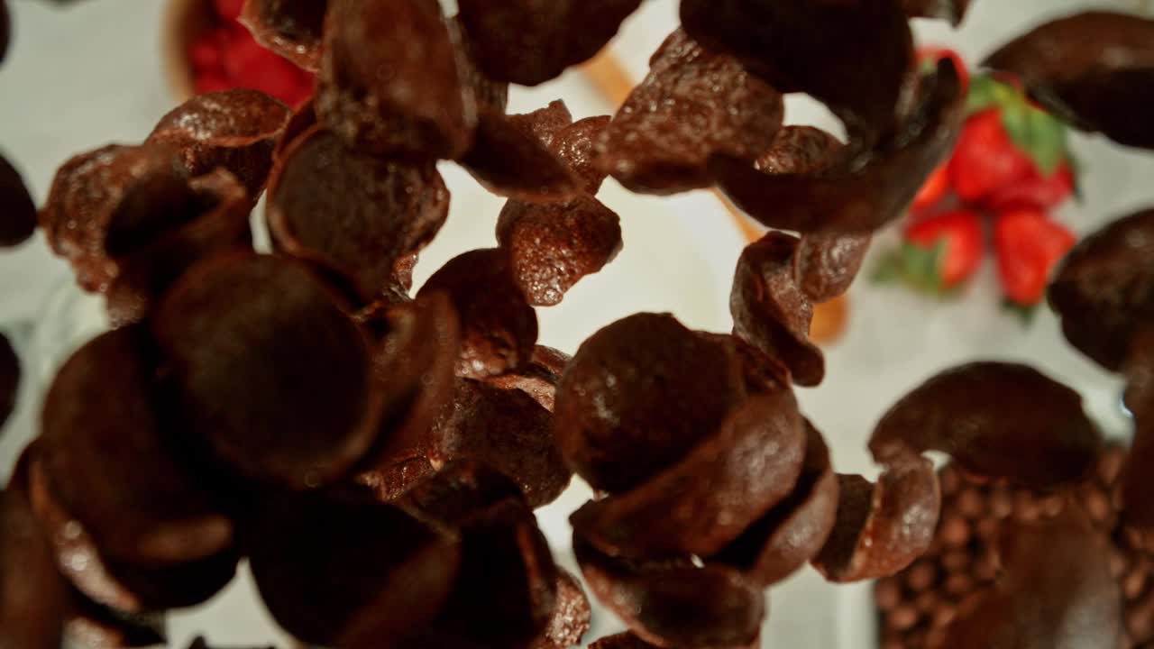 谷物落入牛奶的超级慢动作。