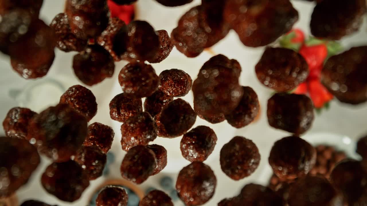 谷物落入牛奶的超级慢动作。