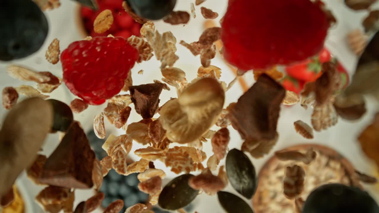 谷物落入牛奶的超级慢动作。