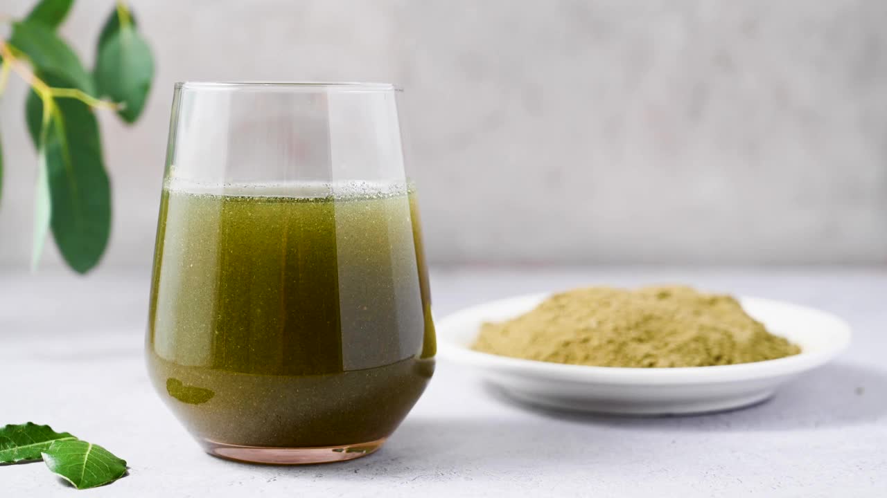 辣木抹茶小麦草绿粉。食物补充，健康饮食生活方式