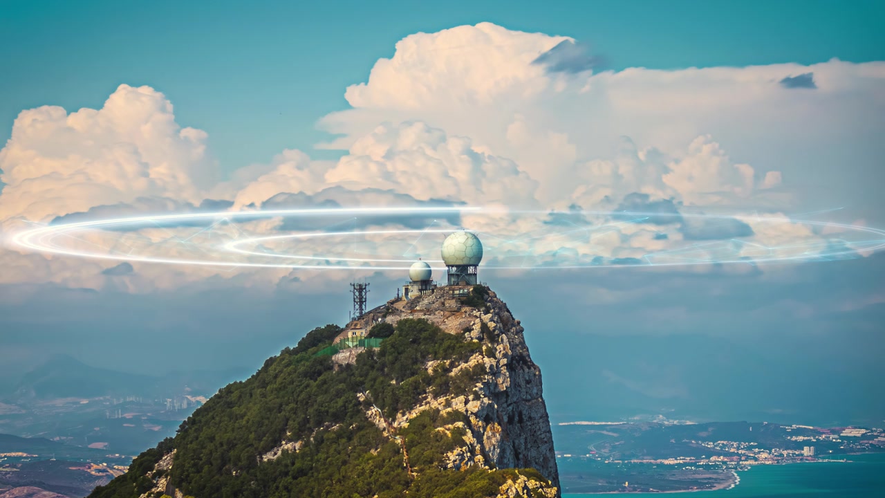 详情图-山顶上的通信天线盘和圆顶，上面有一个图形显示正在收集和接收的信号