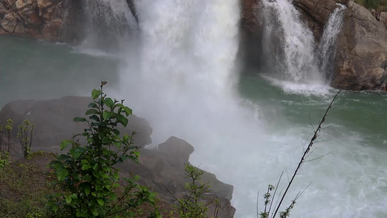 从小水坝流出的水