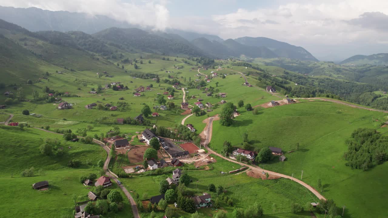 羅馬尼亞的Sirnea村，綠意盎然，傳統的房屋和蜿蜒的道路，夏日鳥瞰圖