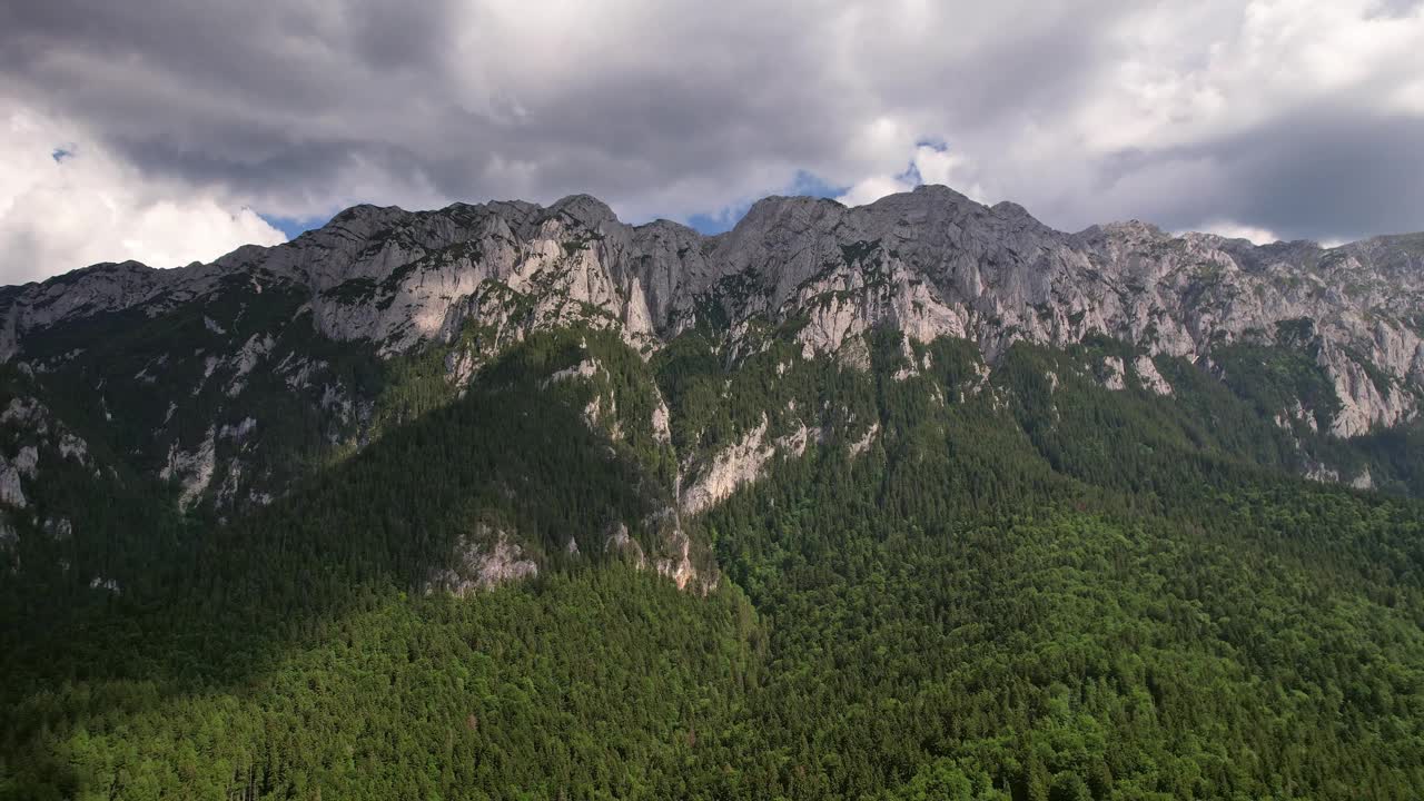 空中拍摄的多云天空下雄伟的皮亚特拉克雷乌鲁伊山脉，郁郁葱葱的森林