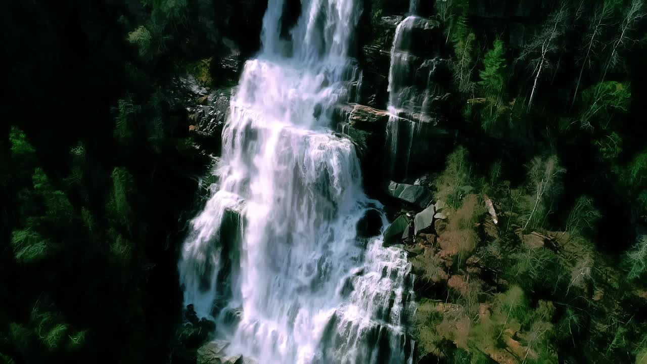 高山瀑布从冰川高挪威美丽的自然慢动作