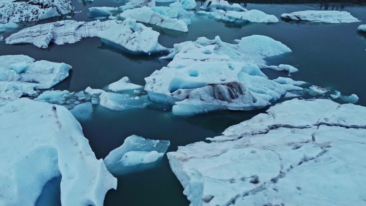 鸟瞰冰岛Jokulsarlon冰山冰川泻湖。