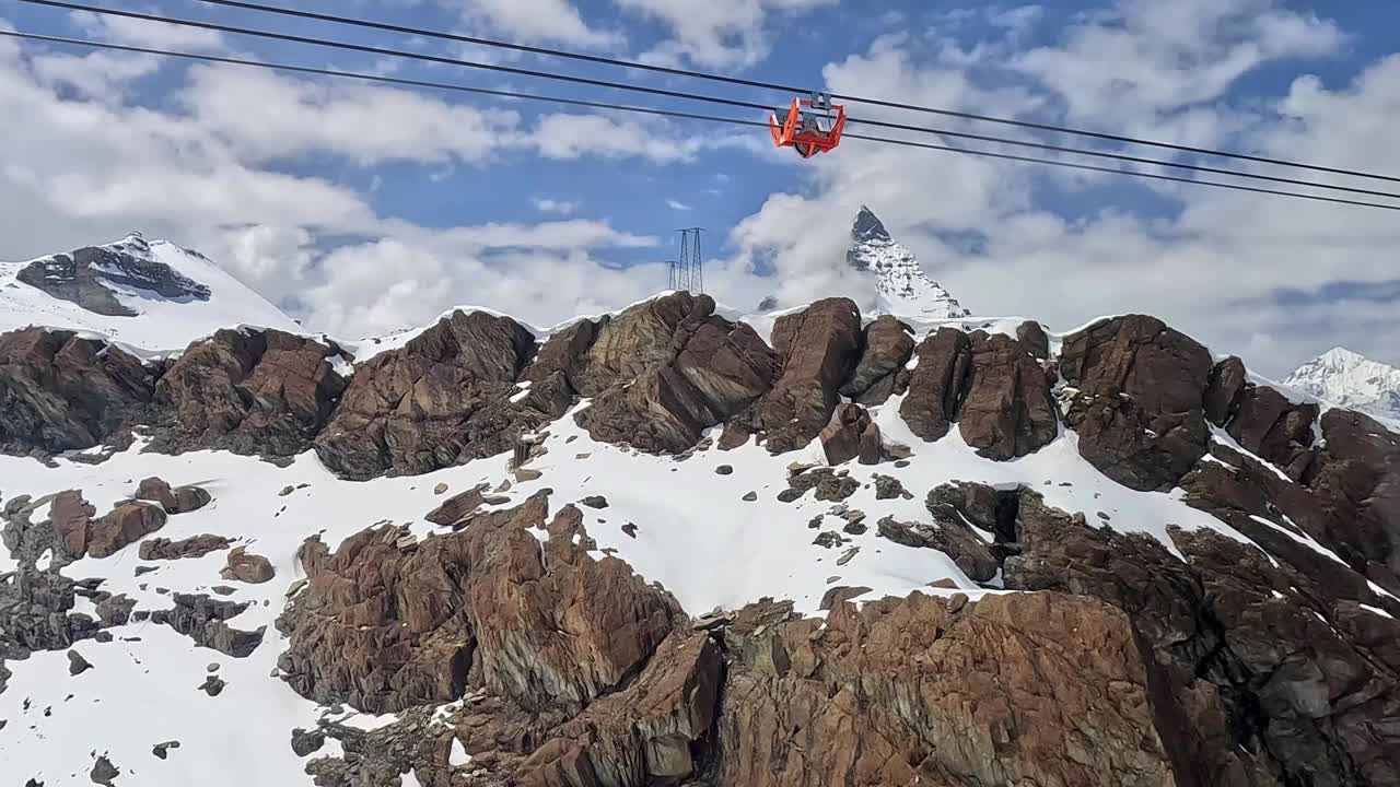 乘坐缆车前往马特洪峰冰川天堂，以马特洪峰为背景，瑞士采尔马特