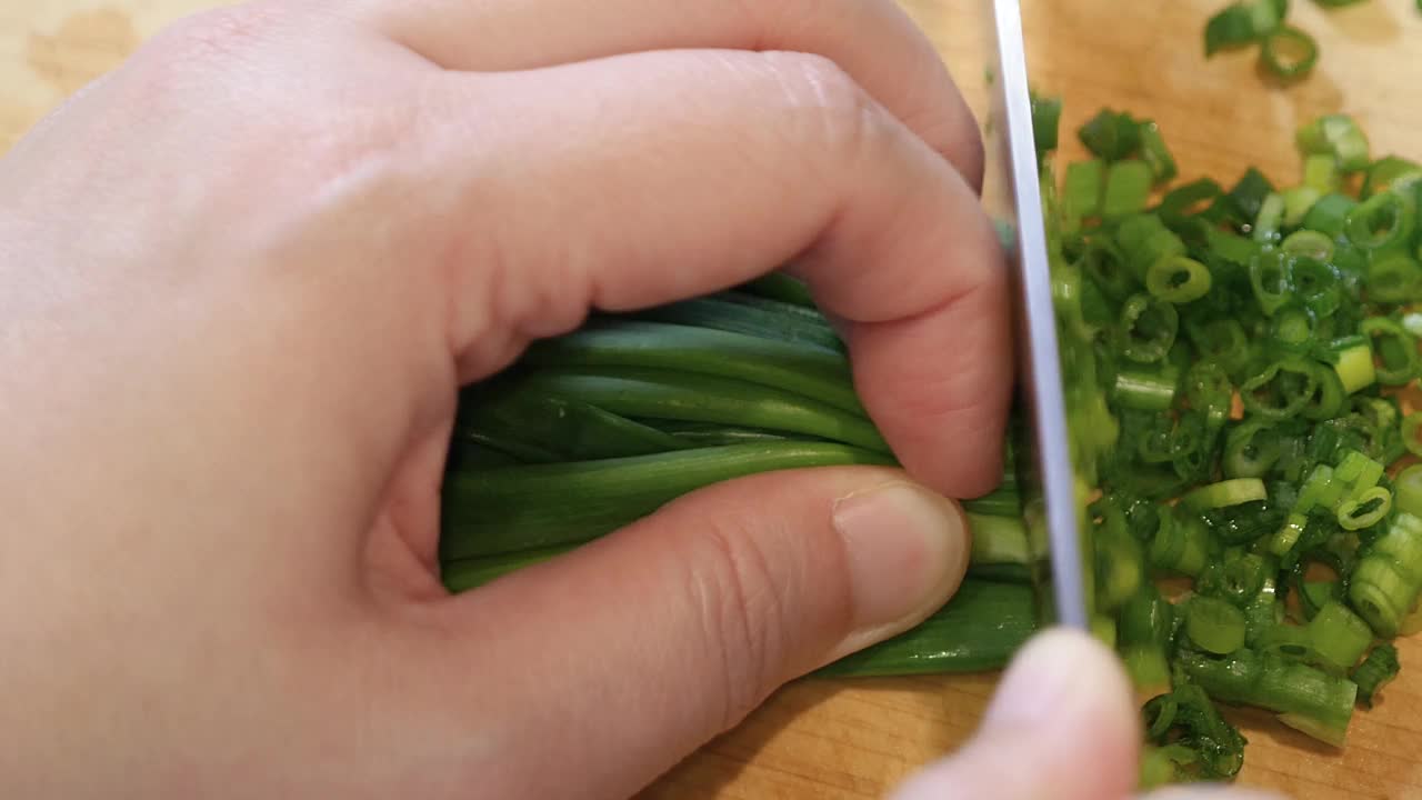 一段用刀切新鲜日本大葱的视频。