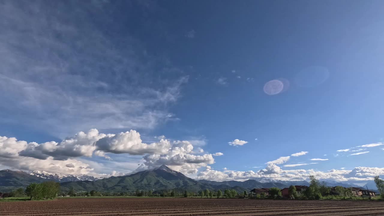 在一段延时拍摄的视频中，库内奥的比萨尔塔山在蓝天中云在山顶流动