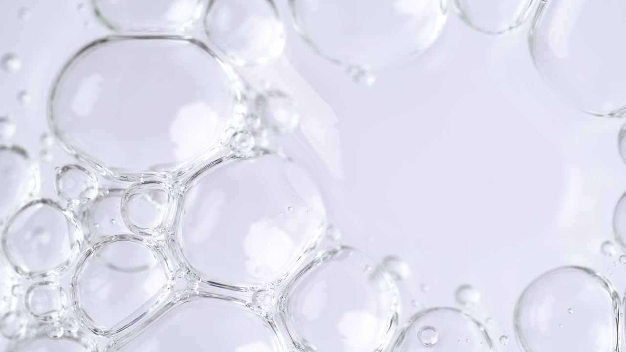 化妆品精华液中分子气泡的运动，宏观。透明化妆品凝胶液体与分子气泡。微距拍摄天然有机化妆品、保健品、药品。慢动作