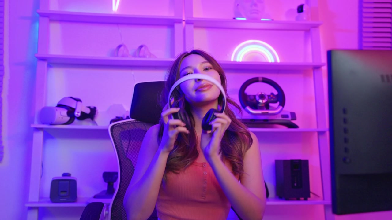 詳情圖-亞洲電子競技女性玩家在電腦上玩在線視頻游戲的肖像。有吸引力的年輕女孩游戲玩家感到快樂，享受科技直播，同時(shí)在家里玩網(wǎng)絡(luò)錦標(biāo)賽。