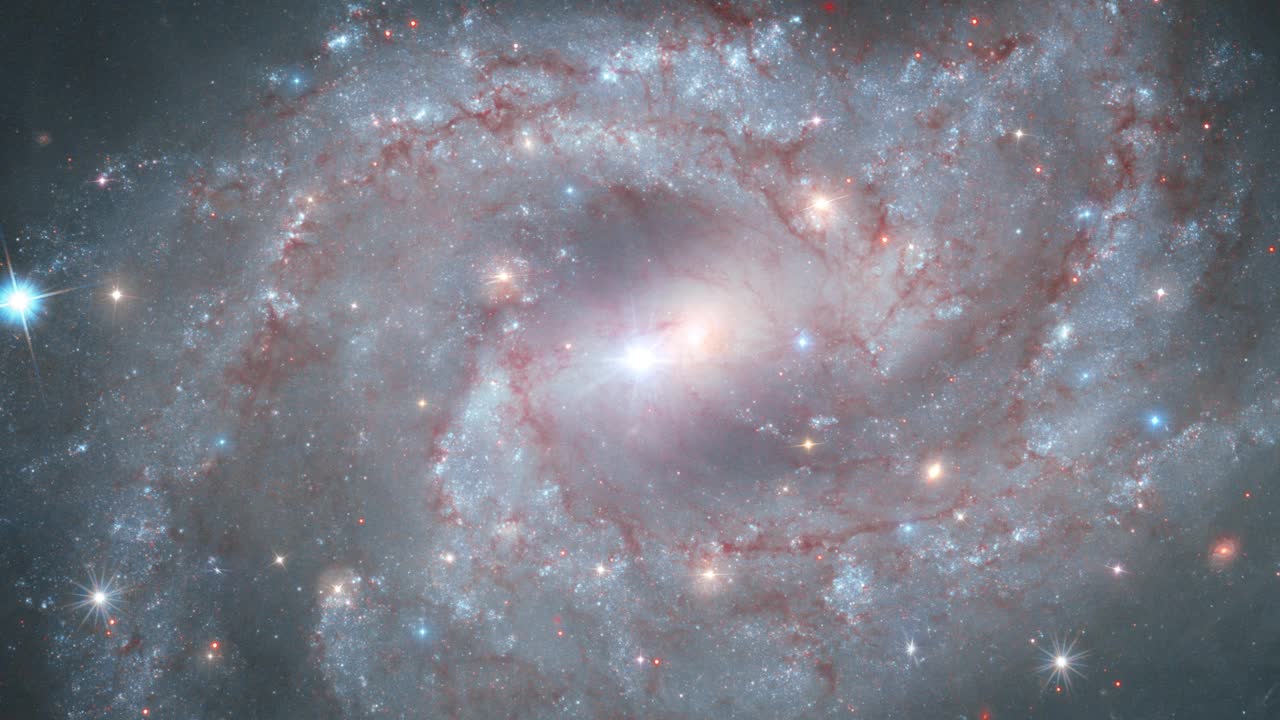 太空旅行NGC2525作为一个棒旋星系，位于星暴星系中的犬座星云，在太空中穿越恒星场，4K 3D科学电影。这张图片的元素由美国宇航局提供。