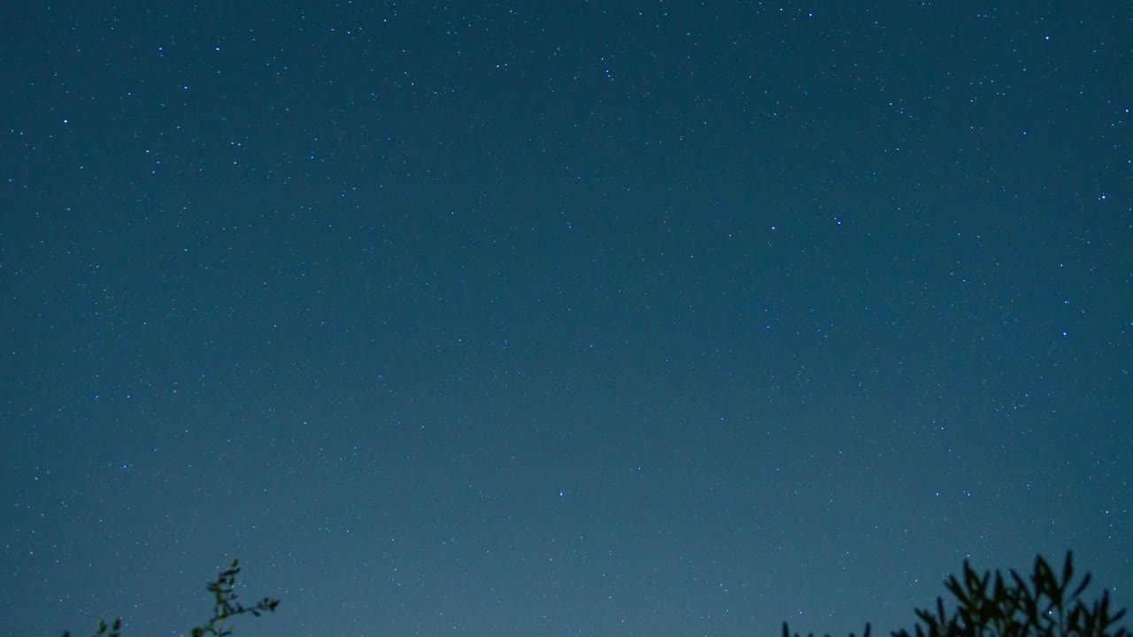 意大利托斯卡纳国家的夜空，随着时间流逝的星迹