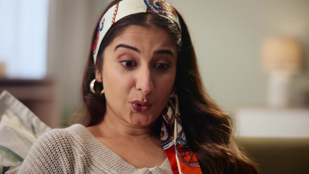 詳情圖-沙發(fā)，手表和印度女人在筆記本電腦上觀看電影流媒體服務(wù)，電影或故事有趣的戲劇。人們?cè)隗@訝，震驚和放松在家里的電腦為在線電視節(jié)目，連續(xù)劇和視頻