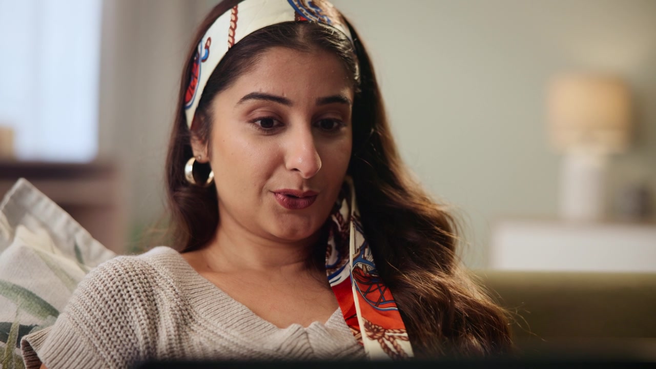 詳情圖-沙發(fā)，手表和印度女人在筆記本電腦上觀看電影流媒體服務(wù)，電影或故事有趣的戲劇。人們?cè)隗@訝，震驚和放松在家里的電腦為在線電視節(jié)目，連續(xù)劇和視頻