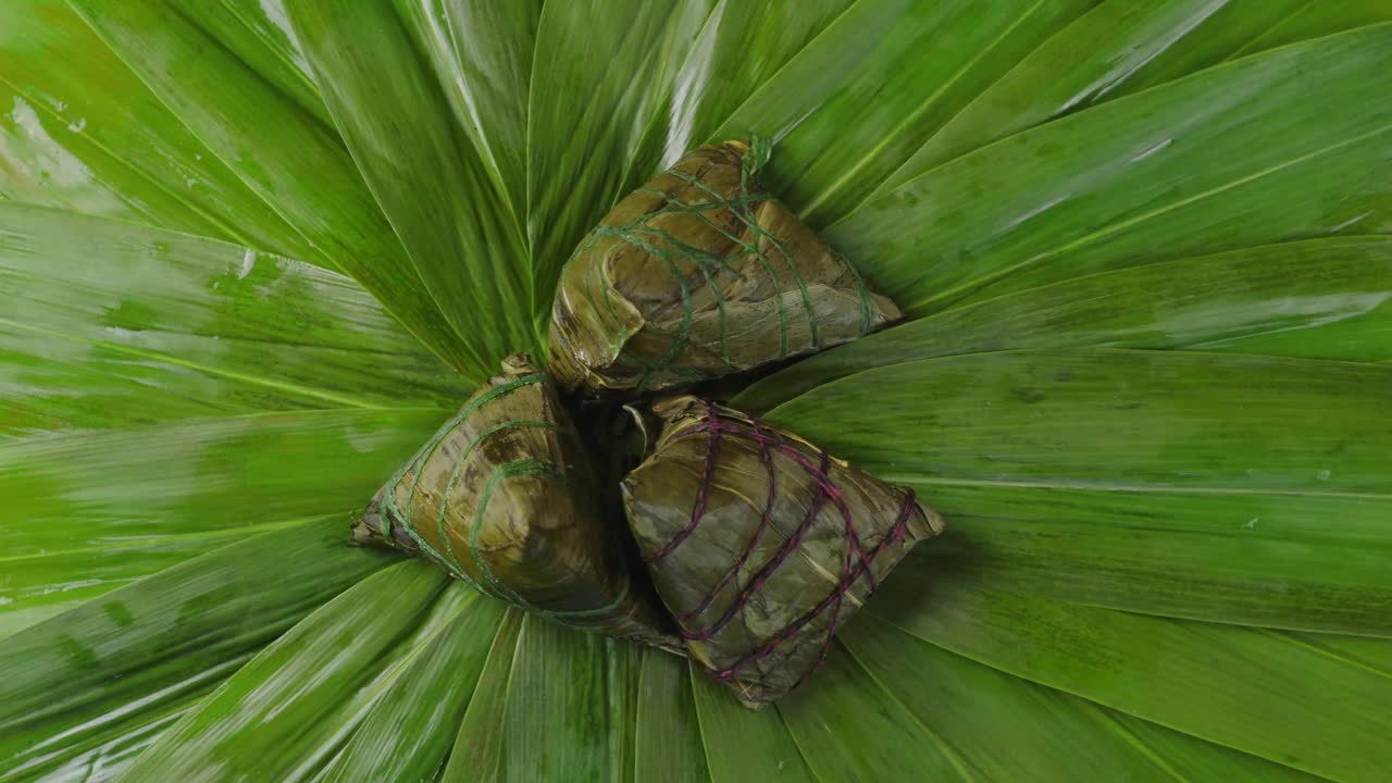 粽子。以绿叶为背景的中国传统端午节粽子