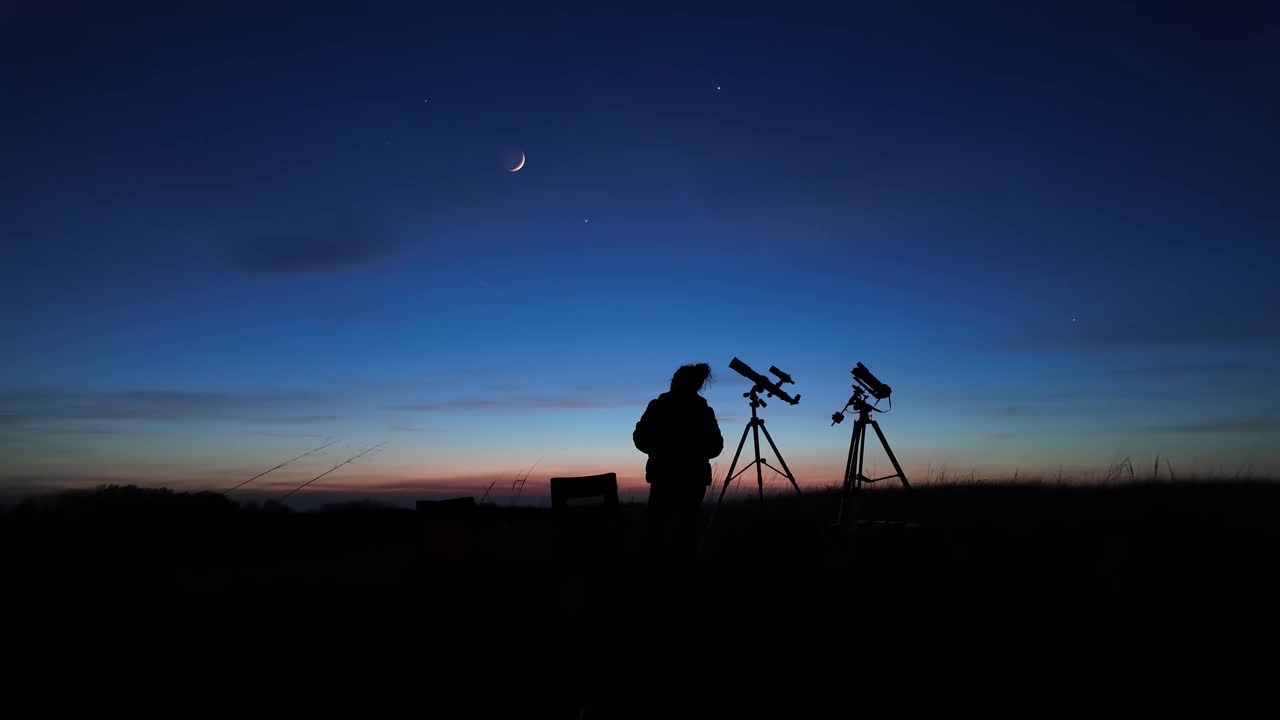 业余天文爱好者用望远镜观察夜空，观察行星、恒星、月亮和其他天体。