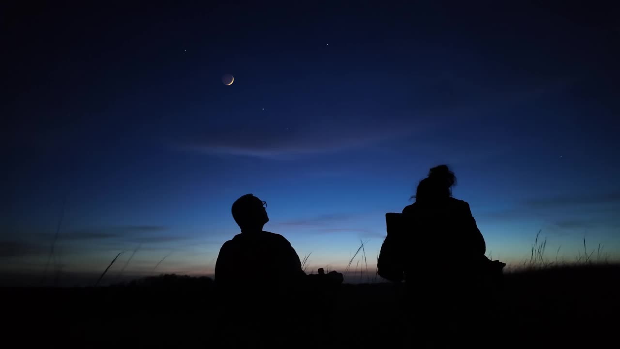 人们仰望夜空，观察行星、恒星、月亮和其他天体。