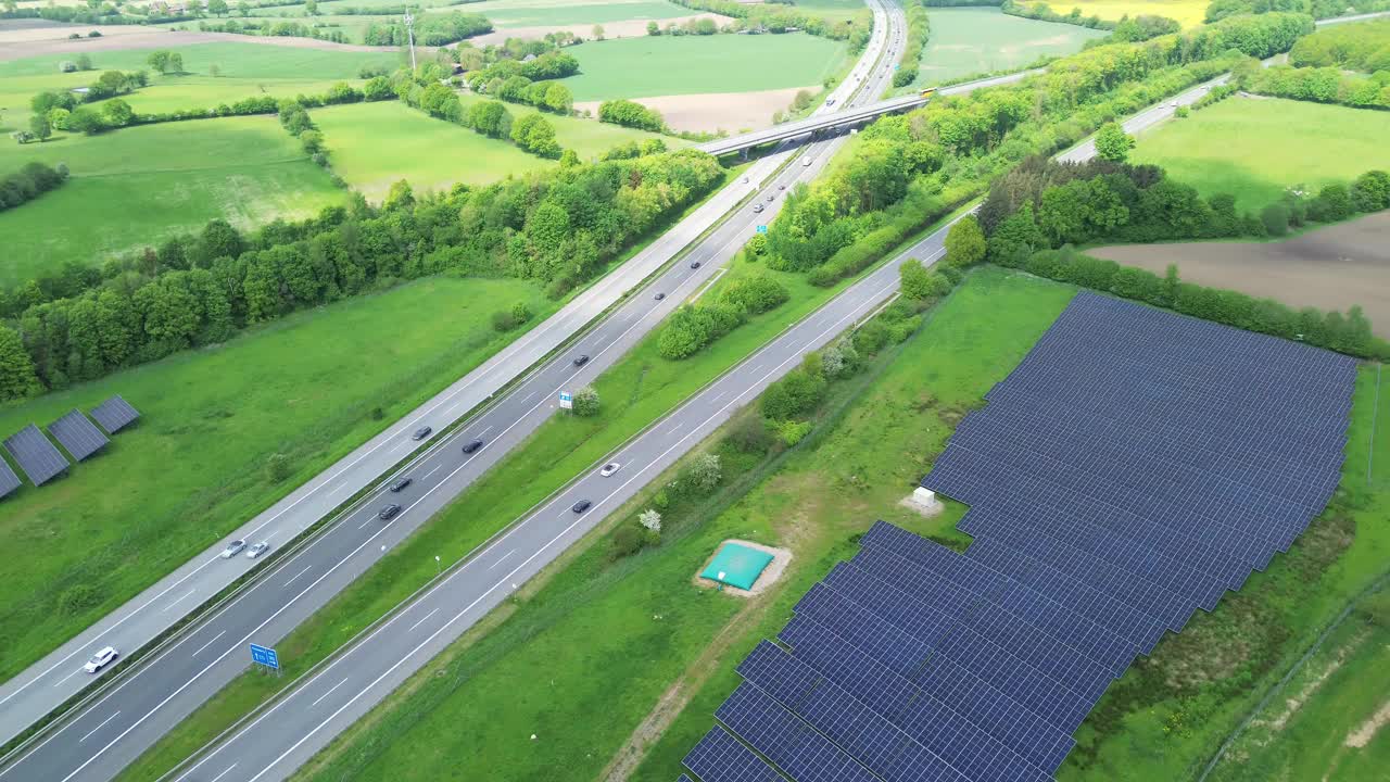 德国高速公路上的无人机飞行，交通繁忙，路边有大型太阳能电池板。