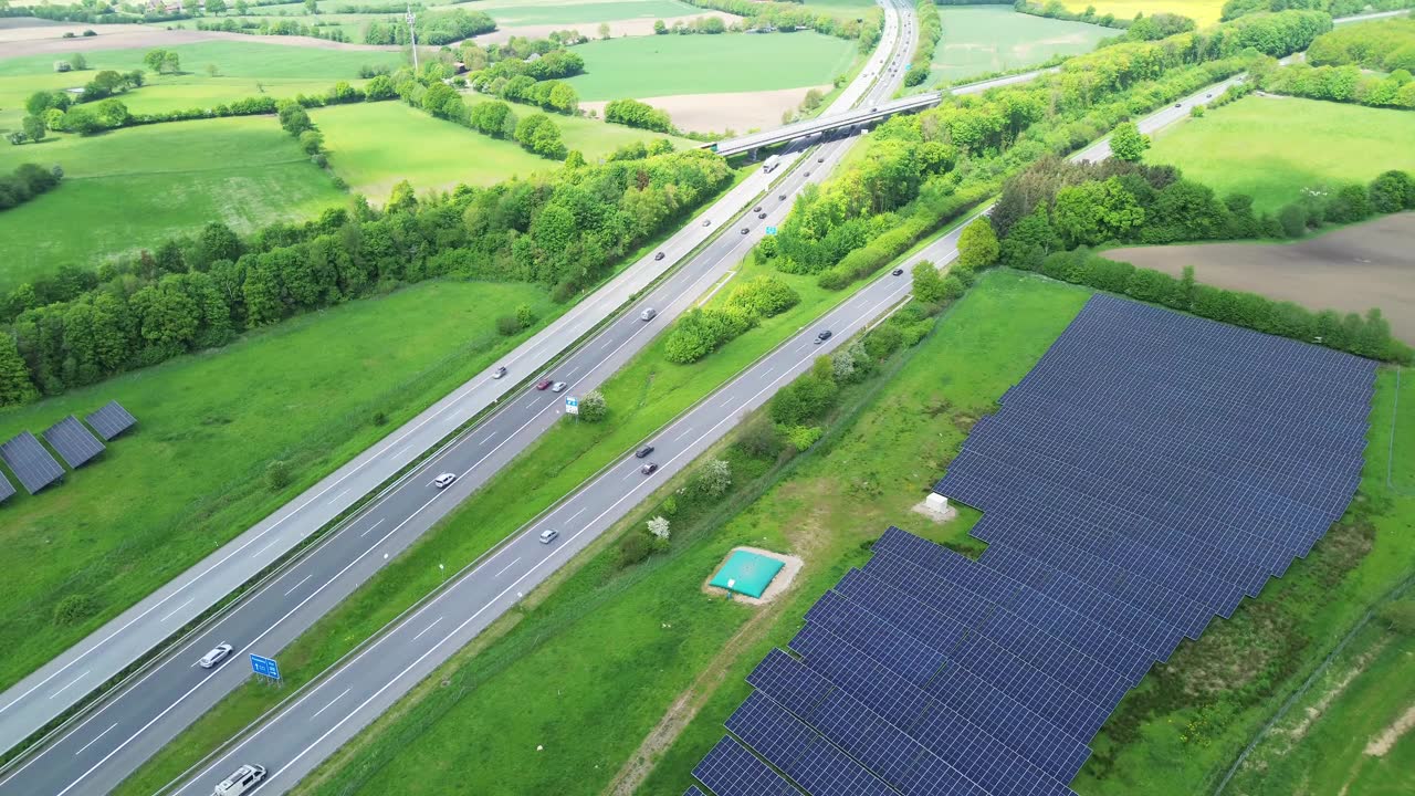 詳情圖-德國(guó)高速公路上的無(wú)人機(jī)飛行，交通繁忙，路邊有大型太陽(yáng)能電池板。