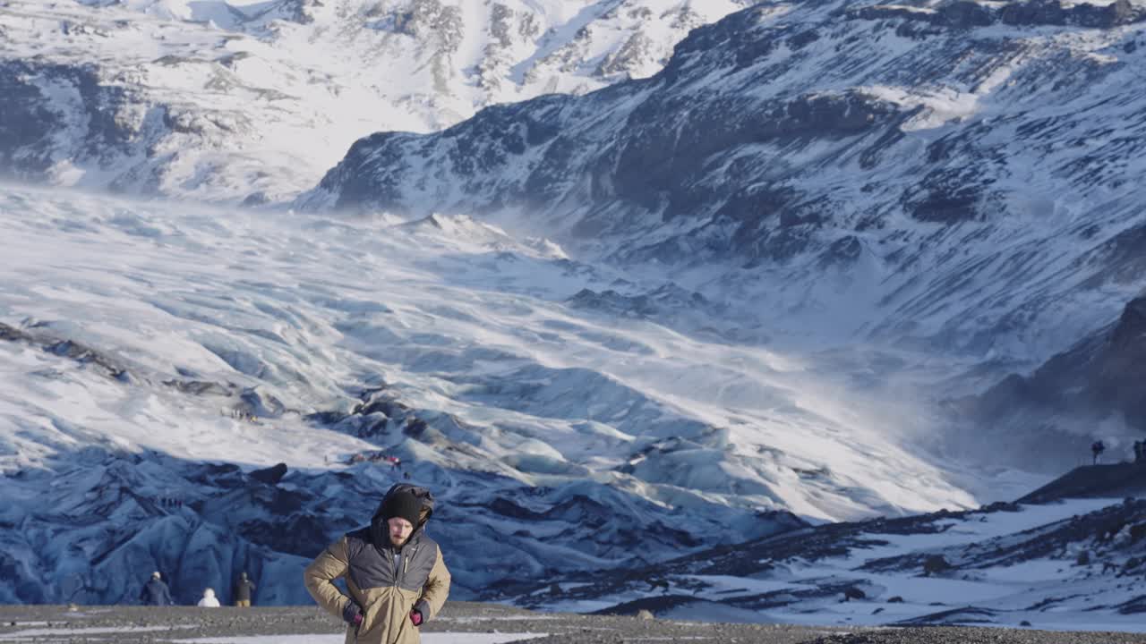 高加索旅行者，探险家，背包客，徒步旅行，在冰川山与雪冬季景观极端目的地在世界各地