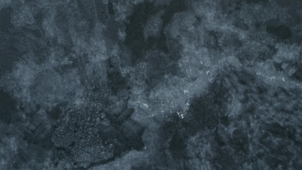 鸟瞰冰岛雷克雅内斯Geldingadalir冰川景观的深色纹理