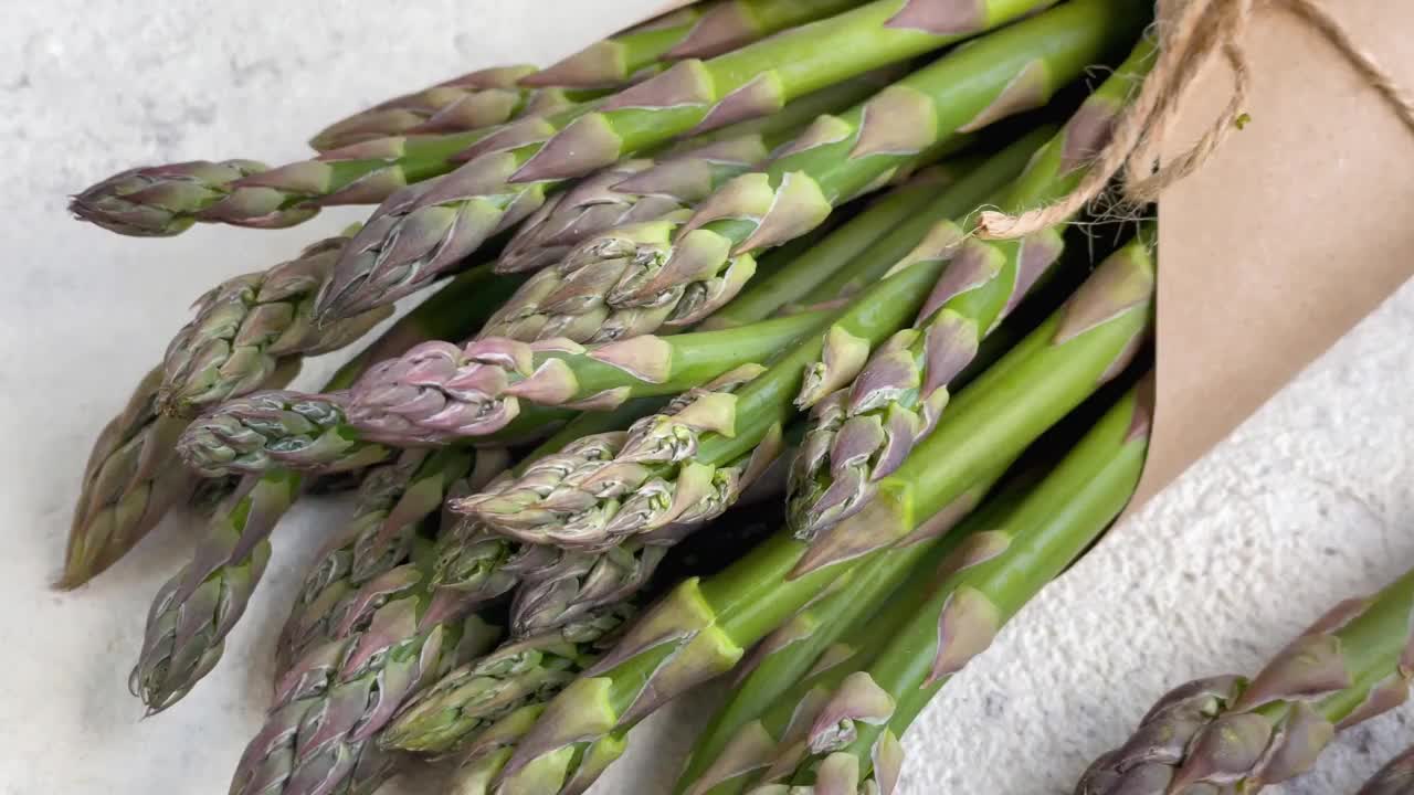 新鲜芦笋束在厨房柜台在白天的饭菜准备