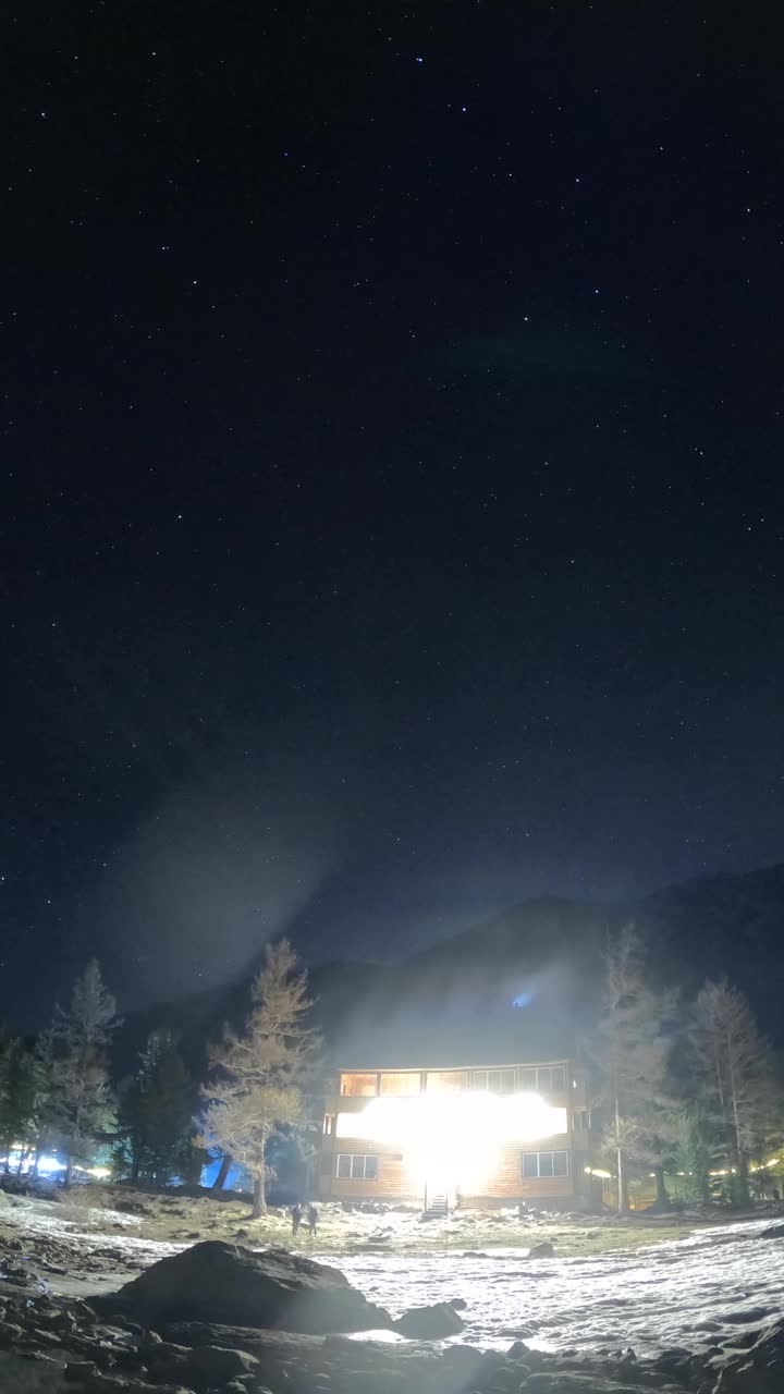 北极光。时间流逝。垂直视频。
