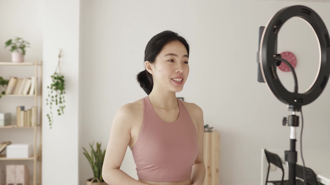 詳情圖-年輕的健身教練流媒體在線課程教瑜伽在家里