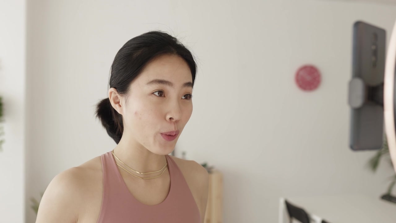詳情圖-年輕的健身教練流媒體在線課程教瑜伽在家里