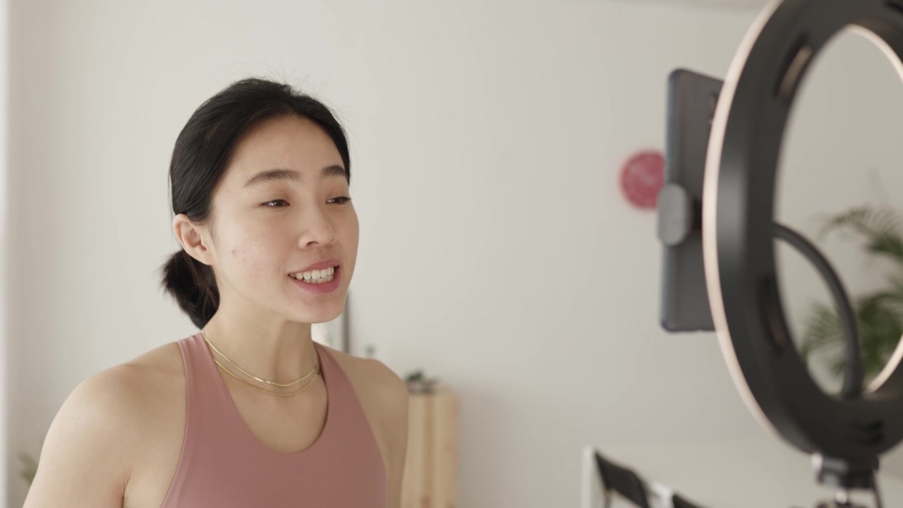詳情圖-年輕的健身教練流媒體在線課程教瑜伽在家里