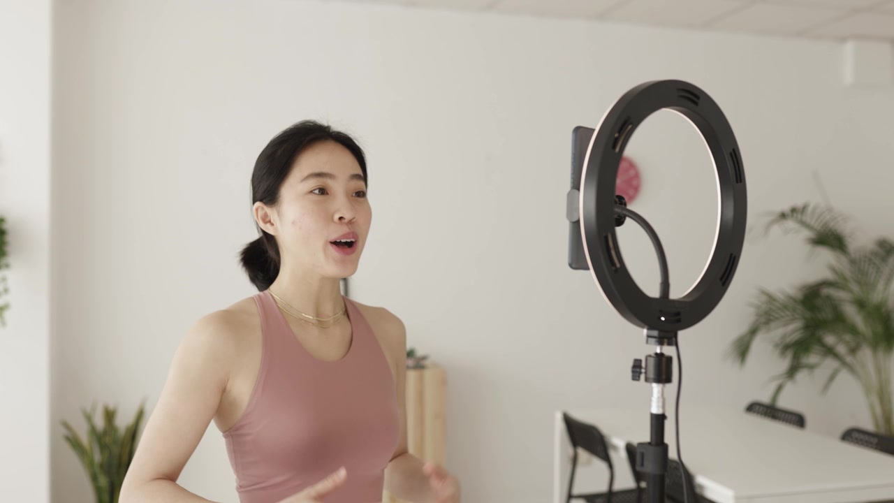 詳情圖-年輕的健身教練流媒體在線課程教瑜伽在家里
