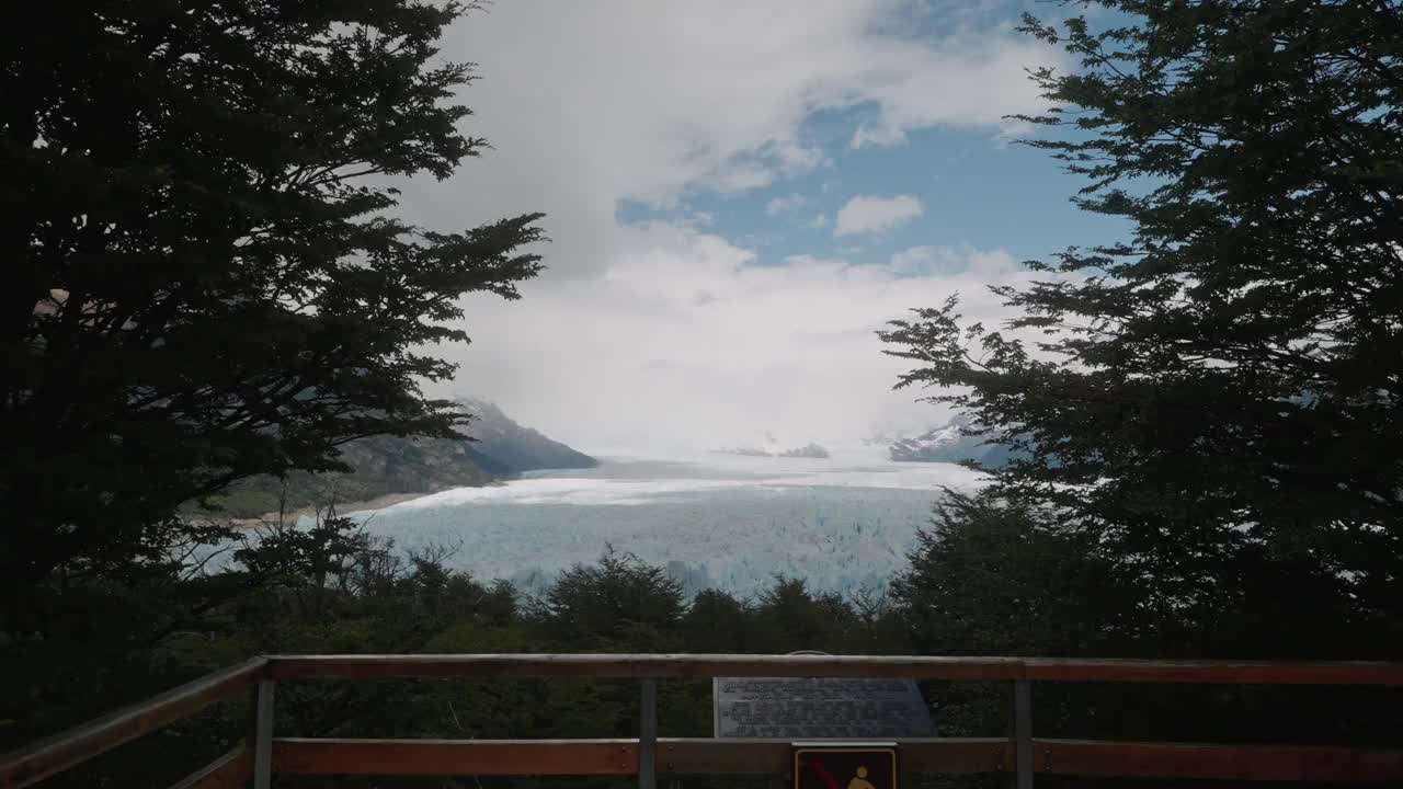 巨大的莫雷诺冰川与安第斯山脉环绕的壮丽景色