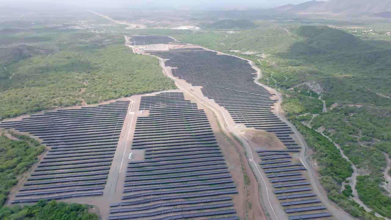 热带岛屿上大型太阳能电池板发电站的鸟瞰图。在多米尼加共和国，被绿色的红树林所包围。