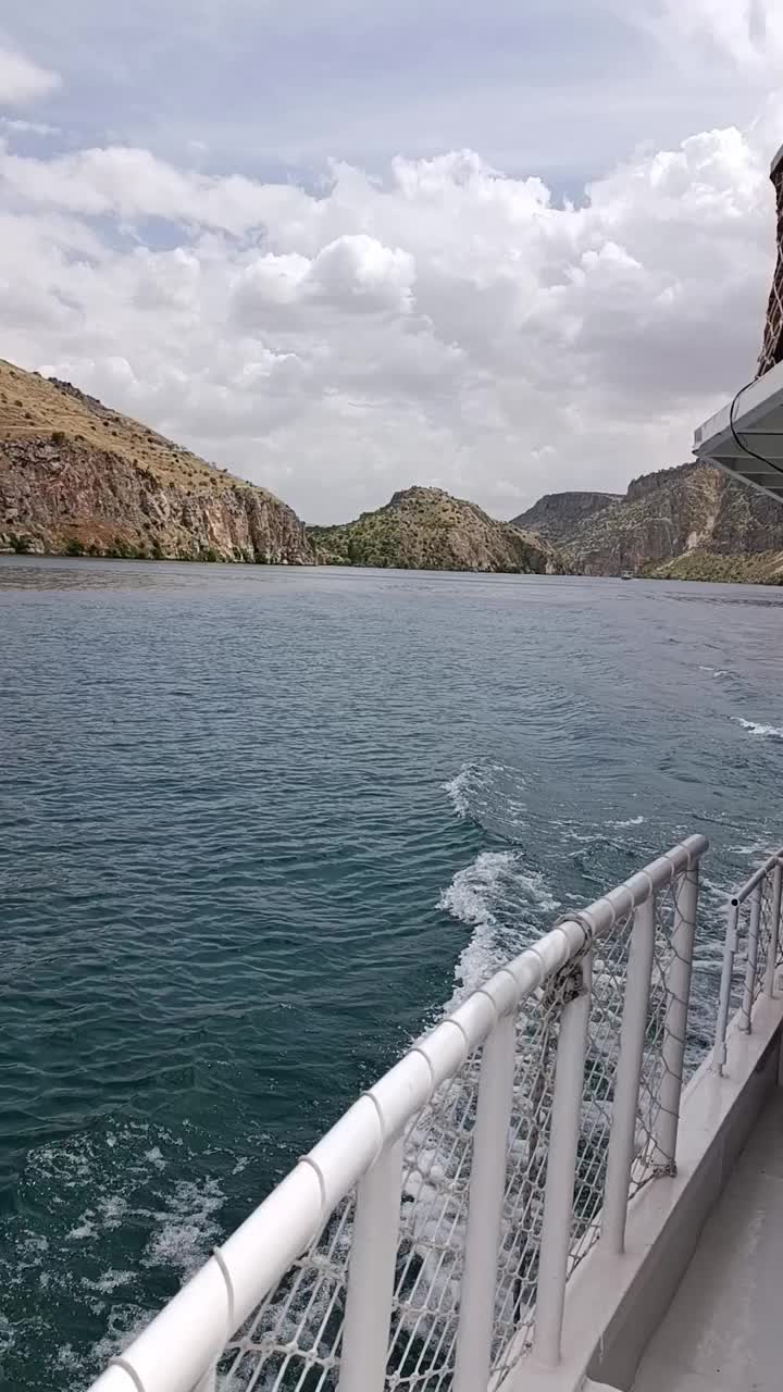 在湖上乘船游览。Halfeti, Sanlıurfa，土耳其