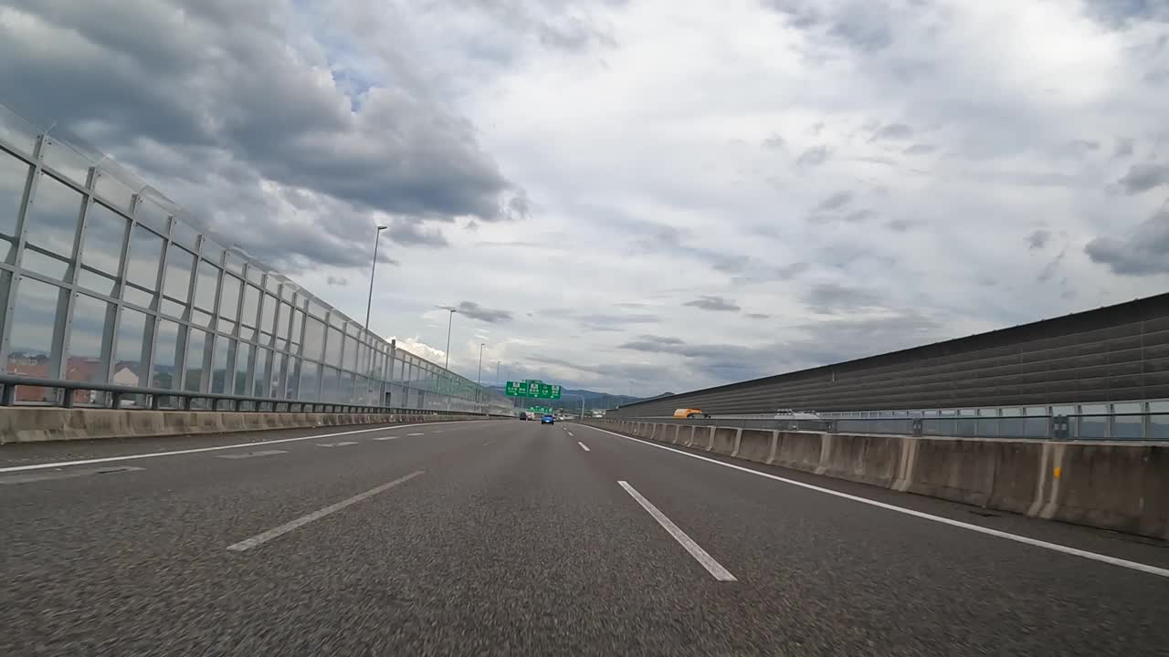 在日本高速公路上开车