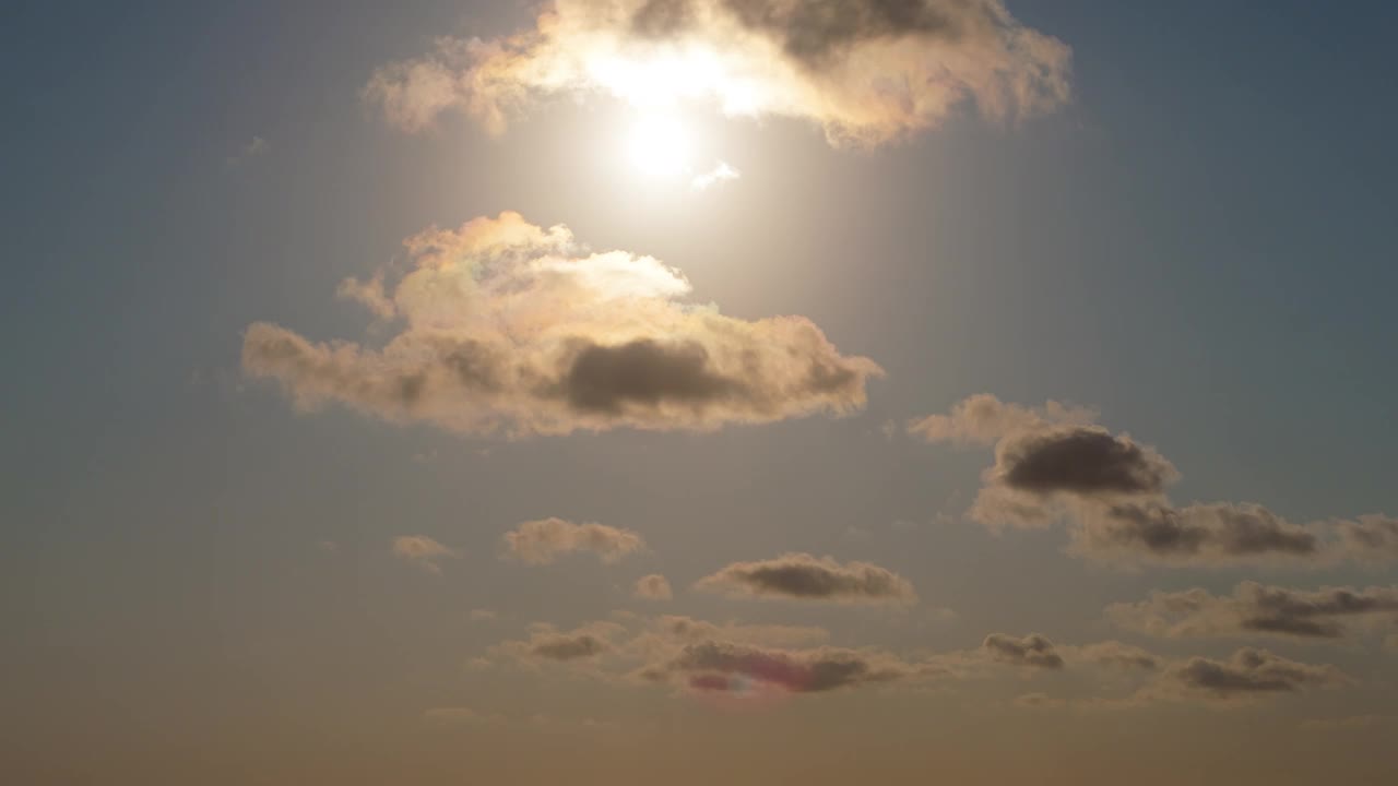 当阳光在黑暗的水面上闪烁时，从天空的太阳高处倾斜下来，油轮在地平线上