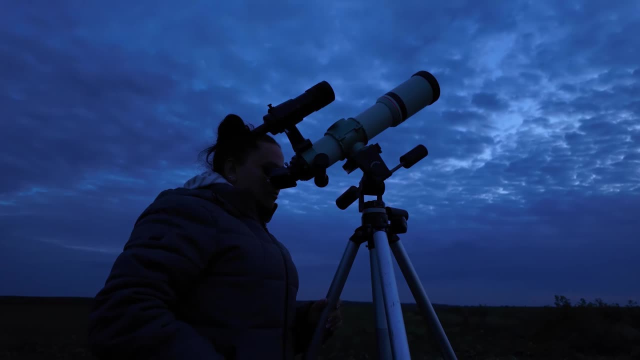 业余天文学家，在多云的夜晚用望远镜观察行星、恒星、月亮和其他天体。