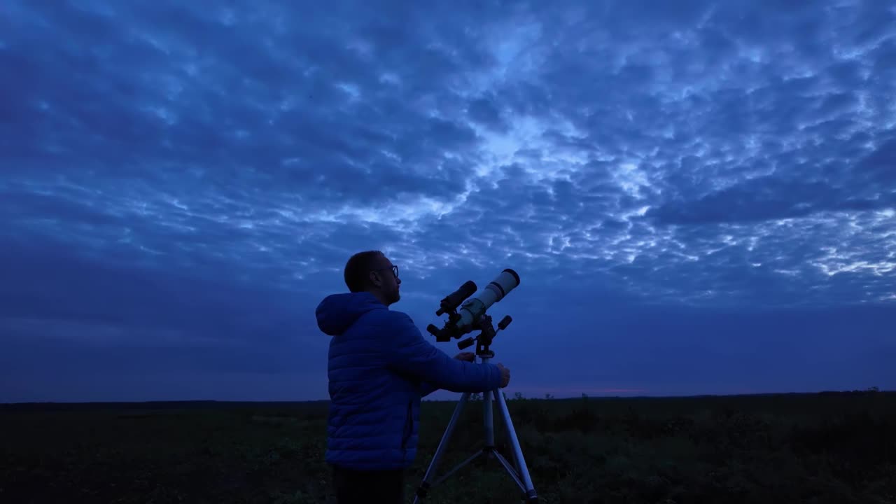 业余天文学家，在多云的夜晚用望远镜观察行星、恒星、月亮和其他天体。